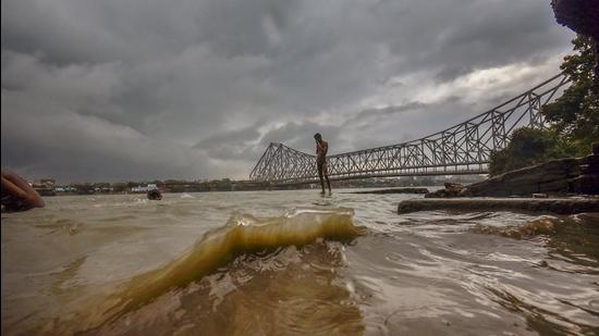 Storm-like weather conditions near Howrah bridge due to Cyclone Yaas in the Bay of Bengal, in Howrah on Monday, May 24. (PTI) Storm-like weather conditions near Howrah bridge due to Cyclone Yaas in the Bay of Bengal, in Howrah on Monday, May 24. (PTI)