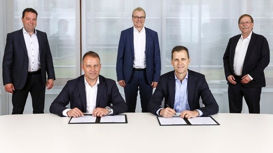 Hansi Flick (second from left) signs the contract. (Twitter/Germany)