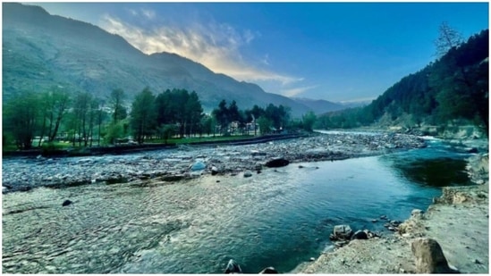 Manali: If you love the hills then this is a place you need to visit at least once in your life. With calm surroundings, this is the perfect 'worcation' for you. You can easily find a stay in between the range of <span class='webrupee'>₹</span>900- <span class='webrupee'>₹</span>1,100 per day. (Instagram/shivanshmagan)