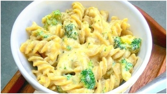 Mac N' Cheese: This is an all-time favourite dish of not just kids but everyone across all age groups. To cook this lip-smacking recipe, all you need to do is add 1/2 cup macaroni, 1/2 cup water, a pinch of salt to a mug and cook it for 2-3 minutes till the macaroni softens. Then add a splash of milk, 1/4 cup of grated cheese, a pinch of pepper and cook it for another 30 seconds.(Instagram/cozinhandopara2ou1)