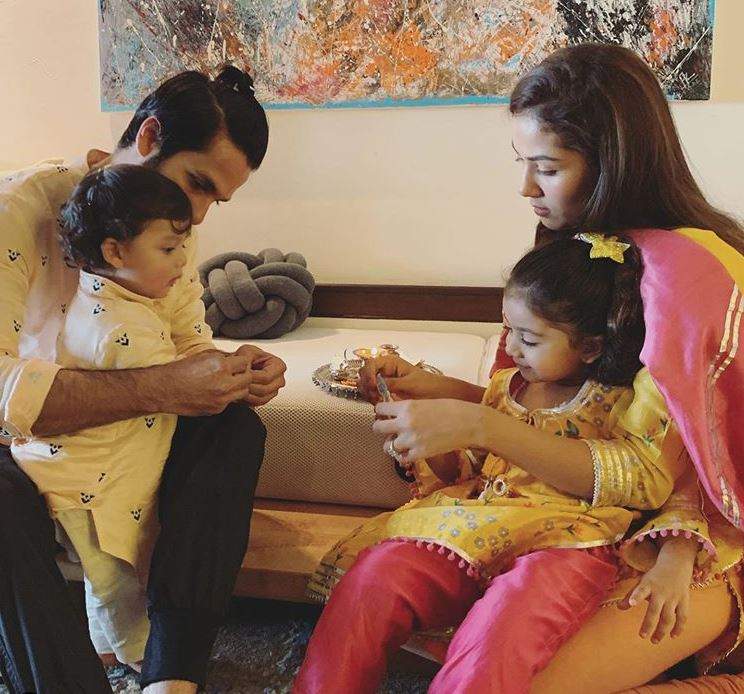 शाहिद कपूर और मीरा राजपूत अपने बच्चों मीशा और ज़ैन के साथ। शाहिद कपूर और मीरा राजपूत अपने बच्चों मीशा और ज़ैन के साथ।