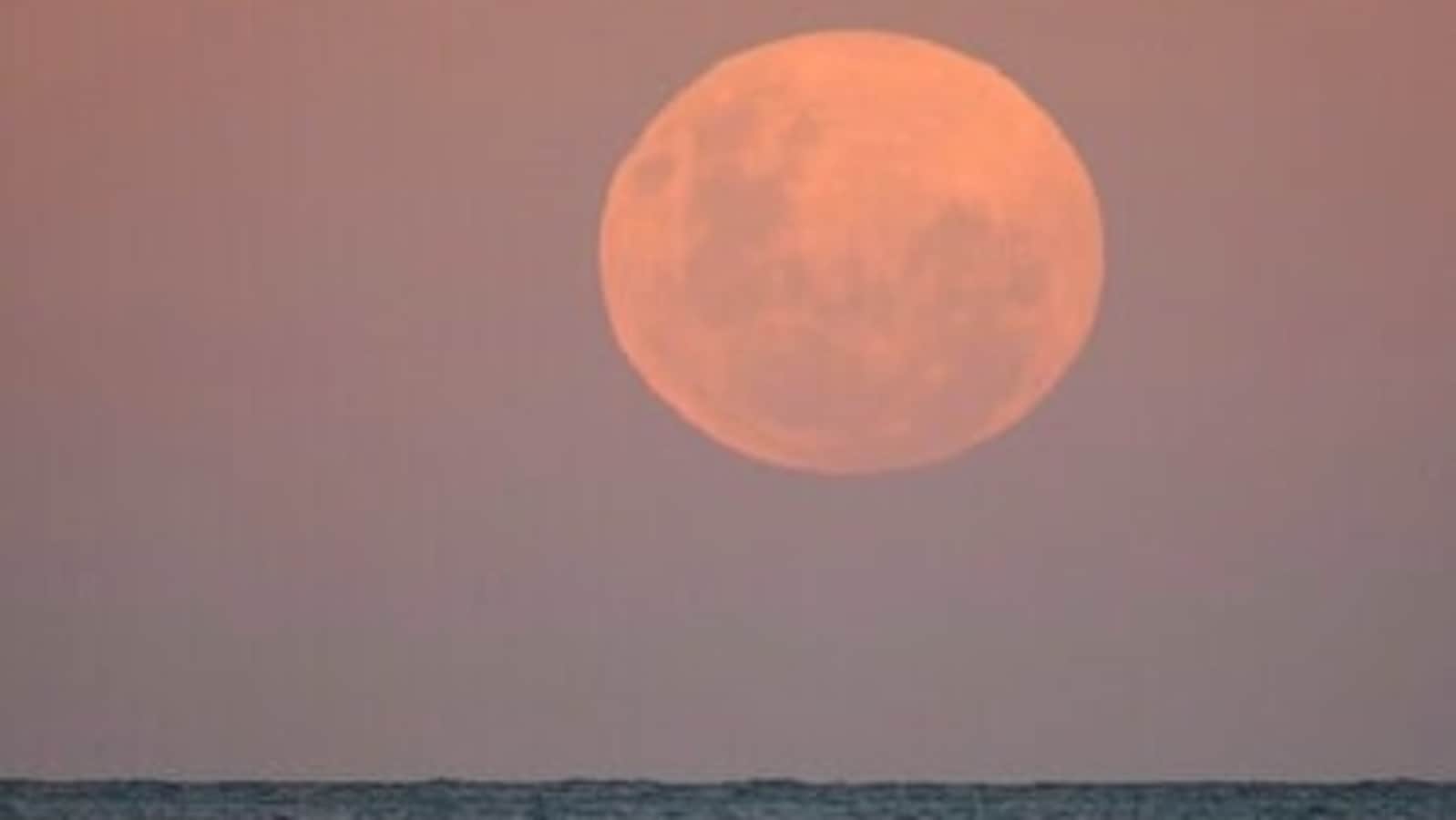 Солнечное затмение 8 апреля 2024 года время. Кровавая Луна 2021. Лунное затмение 2021. Лунное затмение 1999. Лунное затмение 2018.