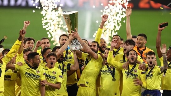 Villarreal celebrates with the Europa League trophy after winning the final.(Twitter)