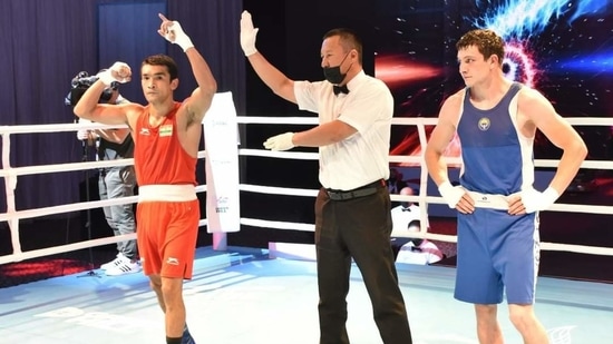 Shiva Thapa (L) defeated Nader Odah (R) of Kuwait 5-0 in the quarter final (AIR News Guwahati / Twitter) Shiva Thapa (L) defeated Nader Odah (R) of Kuwait 5-0 in the quarter final (AIR News Guwahati / Twitter)