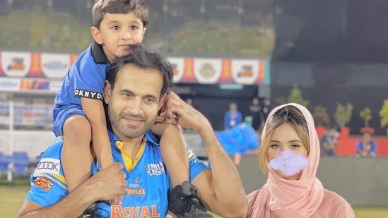 Irfan Pathan with son Imran and wife Safa Baig(Irfan Pathan / Twitter)