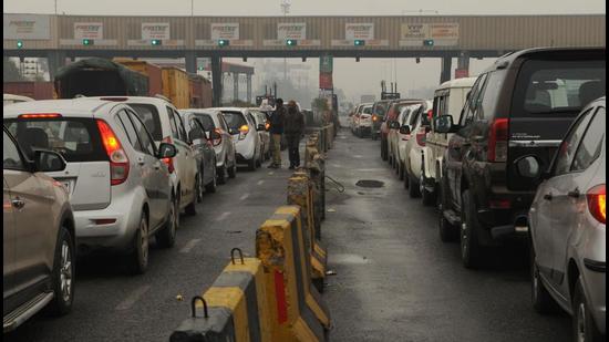 Time at toll plazas should not exceed 10 seconds, says NHAI | Latest ...