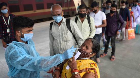 All the four district magistrates (DMs) of Seemanchal have been asked to keep strict surveillance on the people coming from West Bengal. (HT PHOTO.) All the four district magistrates (DMs) of Seemanchal have been asked to keep strict surveillance on the people coming from West Bengal. (HT PHOTO.)