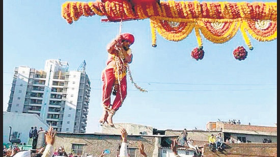 The practice of ‘Bagad’, prevalent in eastern Maharashtra even today, is ritual in which devotees fulfil vows to a deity by whirling themselves on a wooden pole. (HT PHOTO) The practice of ‘Bagad’, prevalent in eastern Maharashtra even today, is ritual in which devotees fulfil vows to a deity by whirling themselves on a wooden pole. (HT PHOTO)