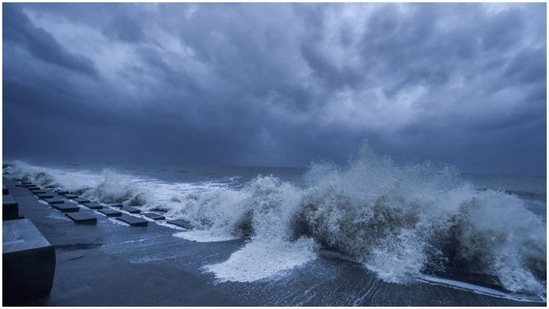 Visual of rough sea in the Bay of Bengal ahead of Cyclone Yaas landfall, at Digha in East Midnapore district, on Tuesday.(PTI)