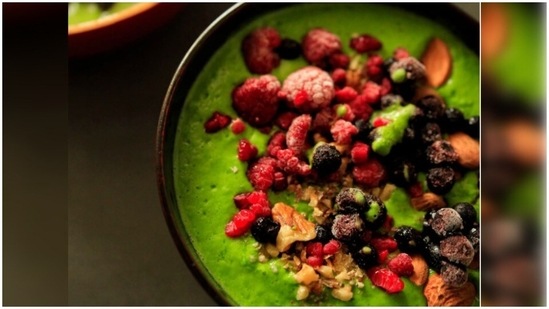 Pineapple kale smoothie: To make this, you will need 1 cup frozen pineapple chunks, 1 frozen ripe banana, 2 cups chopped kale, 1 tablespoon ground flaxseed, 1 tablespoon lemon juice and 2/3 cup plant-based milk. Blend it till it turns into a smooth consistency and serve with your favourite toppings.(Instagram/shinkai_shrine)