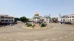 Mysuru has been reporting above 2,000 new cases daily for the past week. In picture - A deserted road crossing during the weekend lockdown in Mysuru.(ANI) Mysuru has been reporting above 2,000 new cases daily for the past week. In picture - A deserted road crossing during the weekend lockdown in Mysuru.(ANI)
