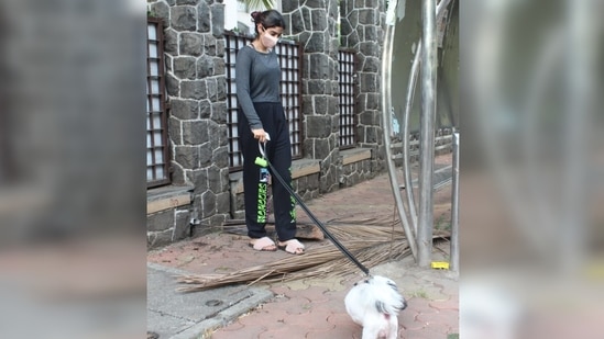 Khushi completed her look with a pair of furry slides and face mask.(Varinder Chawla)