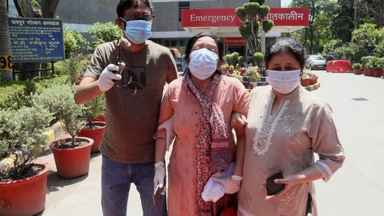 Relatives of Covid-19 victims breakdown at Jaipur Golden hospital.(HT photo) Relatives of Covid-19 victims breakdown at Jaipur Golden hospital.(HT photo)