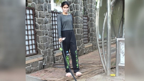 Khushi wore a dark grey boat neck top. The crop top also featured full sleeves.(Varinder Chawla)