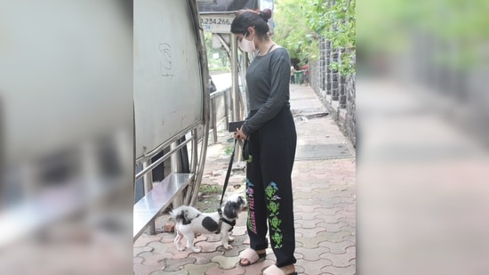 She teamed her top with a pair of black sweat pants that had an extremely fun print on them. The sweatpants are by the athleisure brand No Hour.(Varinder Chawla)