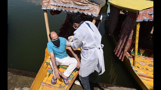 Jammu and Kashmir’s Covid infections have breached all records in the month of May, reaching 1, 05,545, while the month’s fatalities have touched 1,457. (Waseem Andrabi/HT) Jammu and Kashmir’s Covid infections have breached all records in the month of May, reaching 1, 05,545, while the month’s fatalities have touched 1,457. (Waseem Andrabi/HT)