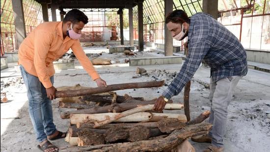 Moid Anwar and his brother Moin arranging a pyre for the last rites of a Hindu amid the Covid-19 pandemic. (HT Photo)