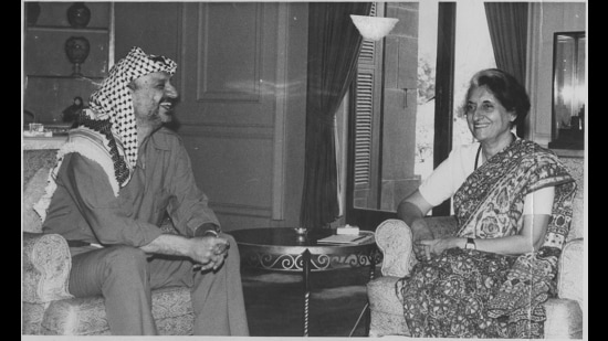 Yasser Arafat with Prime Minister Indira Gandhi on 07 June, 1983. (HT Photo)