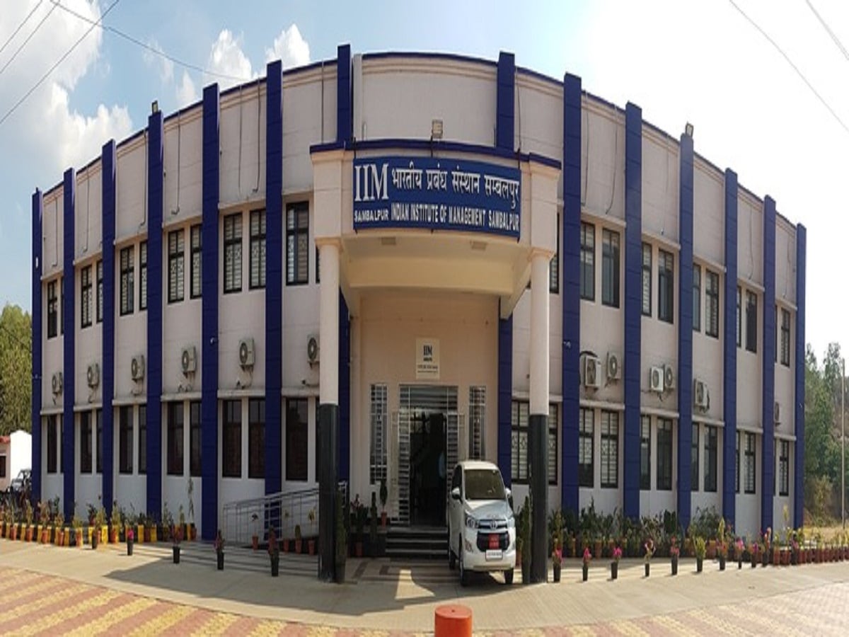 7 IIM Sambalpur students receive ₹1-lakh scholarships 7 IIM Sambalpur students receive ₹1-lakh scholarships