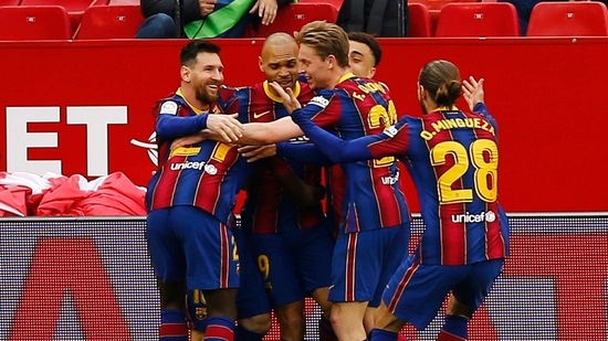 Barcelona's players celebrate (REUTERS)