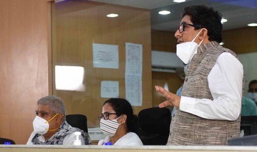 Chief minister of West Bengal Mamata Banerjee with Governor Jagdeep Dhankhar and state secretary Alapan Bandopadhyay (R) at a control room for Cyclone Yaas at State Secretariat building Nabanna in Kolkata. (HT Photo)