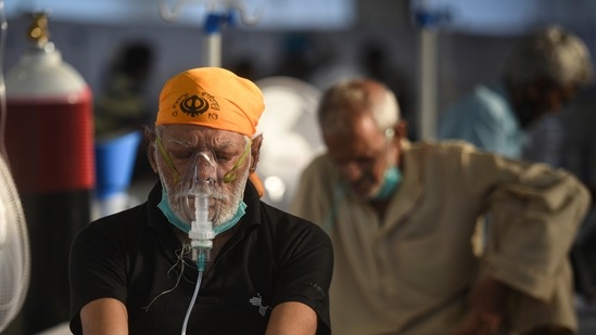 Patients undergoing treatment at the Covid-19 Care centre setup in Rakab Ganj Gurudwara, New Delhi.(Sanchit Khanna/HT Photo) Patients undergoing treatment at the Covid-19 Care centre setup in Rakab Ganj Gurudwara, New Delhi.(Sanchit Khanna/HT Photo)