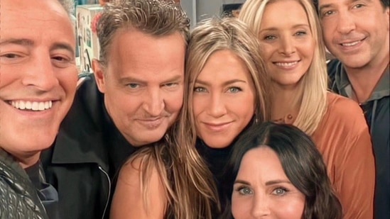 Friends cast members Jennifer Aniston, Courteney Cox, Lisa Kudrow, Matt LeBlanc, Matthew Perry, and David Schwimmer pose for a selfie.