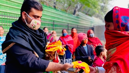Social activist Anurag Chauhan distributing menstrual hygiene material to women after a workshop on same. (HT Photo) Social activist Anurag Chauhan distributing menstrual hygiene material to women after a workshop on same. (HT Photo)