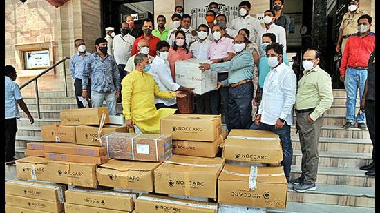 On Thursday, ventilators donated by the Shiv Sena were handed over to PMC officials at the PMC HQ in Shivajinagar in Pune. (HT) On Thursday, ventilators donated by the Shiv Sena were handed over to PMC officials at the PMC HQ in Shivajinagar in Pune. (HT)
