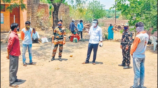 Ruturaj Deshmukh (centre) put together a team of volunteer who conducted house-to-house medical checkups for Covid symptoms. (HT)