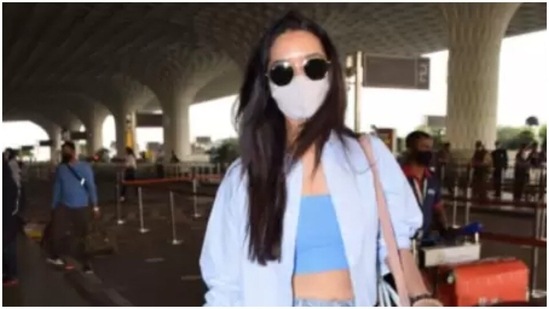 Shraddha Kapoor: You will be surprised to hear the price of this inexpensive crop top that Shraddha wore to the airport. The blue crop top costs Rs. 490.(Instagram/shraddhakapoorlife)