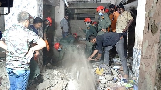 At the time of going to press, the rescue operation was called off, confirmed Santosh Kadam, chief, RDMC- TMC..(HT Photo) At the time of going to press, the rescue operation was called off, confirmed Santosh Kadam, chief, RDMC- TMC..(HT Photo)