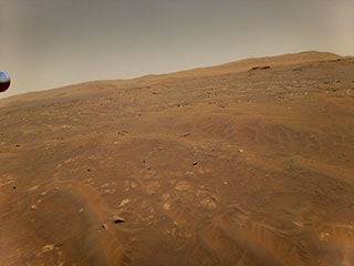 Esta imagem de Marte foi tirada da altura de 33 pés (10 metros) pelo helicóptero Ingenuity Mars da NASA durante seu sexto vôo em 22 de maio de 2021. (NASA / JPL-Caltech)