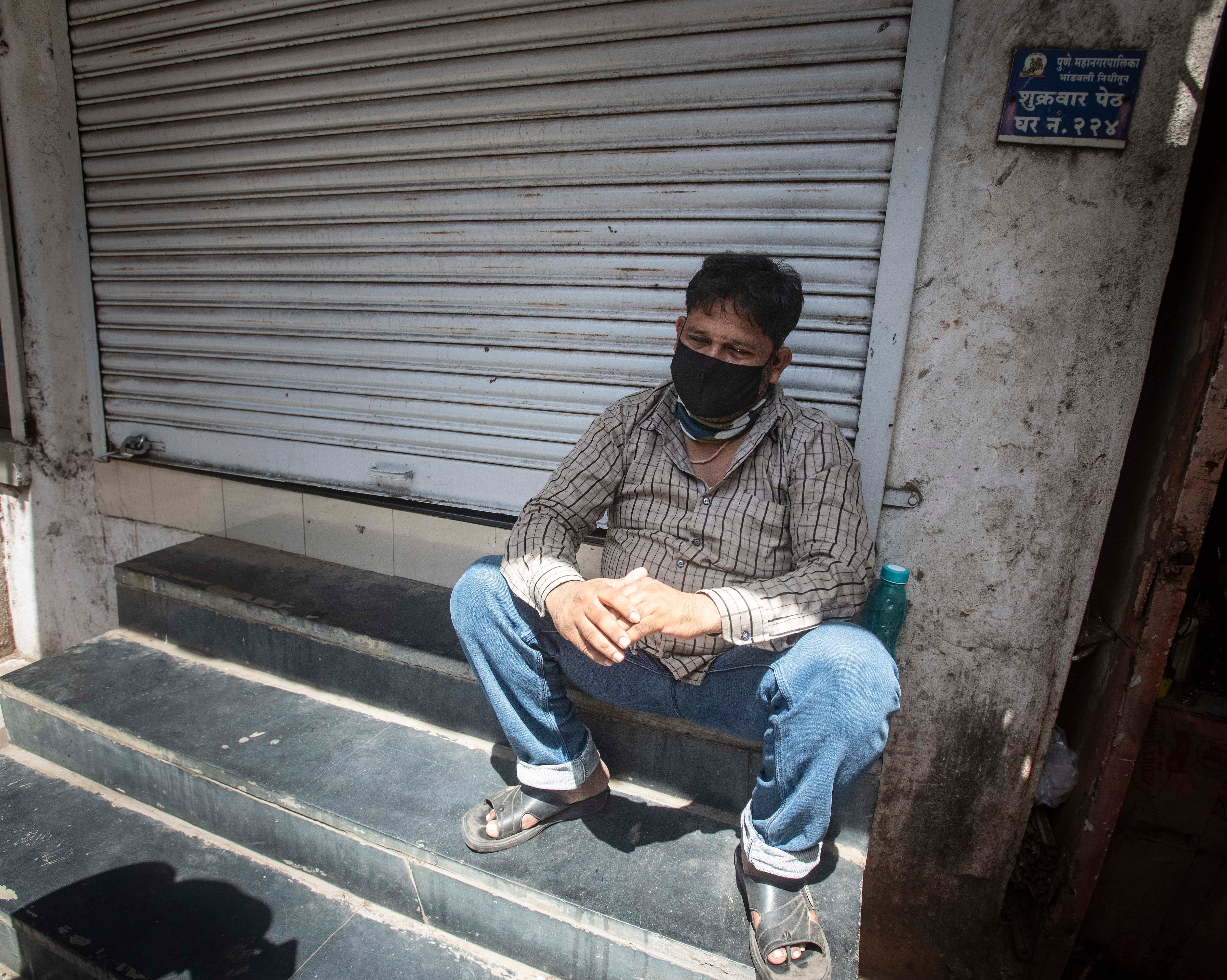 Aslam Shaikh, a barber sits outside a shut shop at Shukrwar Peth. (Pratham Gokhale/HT Photo) Aslam Shaikh, a barber sits outside a shut shop at Shukrwar Peth. (Pratham Gokhale/HT Photo)