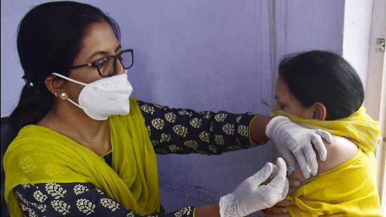 File photo: A medical worker inoculates a woman with a dose of coronavirus disease (Covid-19) vaccine at a camp in Amritsar. (Sameer Sehgal /Hindustan Times)