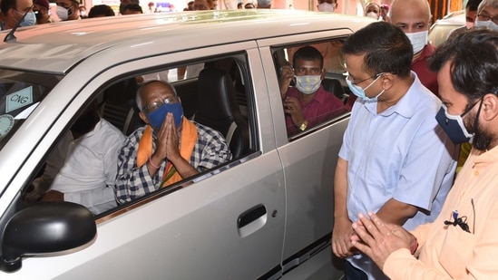 The CM at a drive-in vaccine camp at Chhatrasal Stadium on Saturday.(Arvind Yadav/HT PHOTO) The CM at a drive-in vaccine camp at Chhatrasal Stadium on Saturday.(Arvind Yadav/HT PHOTO)