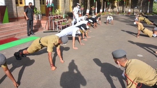 “The Chief of Naval Staff, Admiral Karambir Singh doing Squadron Type Push Ups at NDA. Giving serious competition to the young cadets!” the public relations officer (PRO) of the ministry of defence in Udhampur tweeted.(Twitter/@proudhampur)