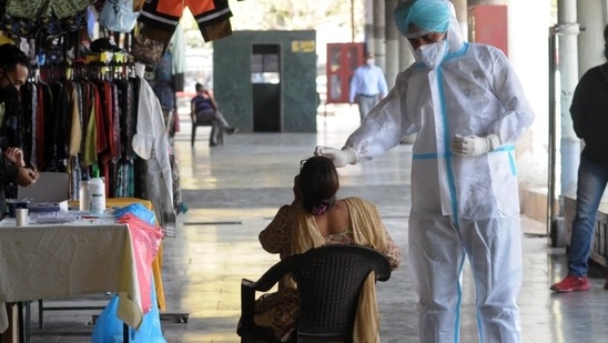 Delhi had 31,570 containment zones on April 27. The number, due to a significant drop in Covid-19 cases, has now come down to 22,701 -- a decrease of over 28 per cent – by Thursday. (HT Photo) Delhi had 31,570 containment zones on April 27. The number, due to a significant drop in Covid-19 cases, has now come down to 22,701 -- a decrease of over 28 per cent – by Thursday. (HT Photo)