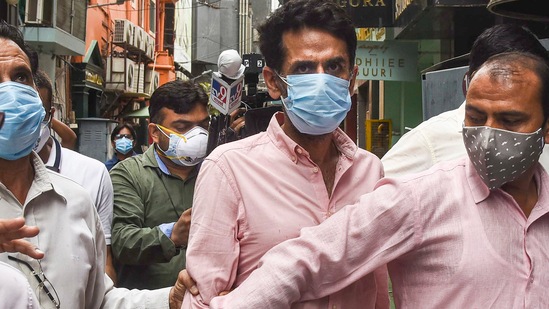 Delhi Police's Crime Branch brings Navneet Kalra for interrogation in connection with alleged black marketing of oxygen concentrators, at his Khan Chacha restaurant in New Delhi.(PTI) Delhi Police's Crime Branch brings Navneet Kalra for interrogation in connection with alleged black marketing of oxygen concentrators, at his Khan Chacha restaurant in New Delhi.(PTI)