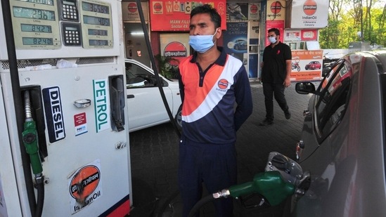 In Delhi, petrol reached <span class='webrupee'>₹</span>93.94 per litre and diesel reached <span class='webrupee'>₹</span>84.89 per litre.(HT Photo)