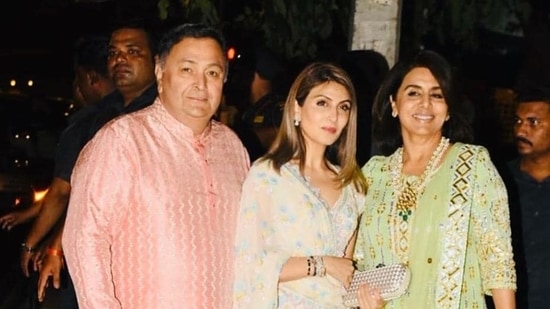 Riddhima Kapoor Sahni poses with her parents, Rishi Kapoor and Neetu Kapoor. 