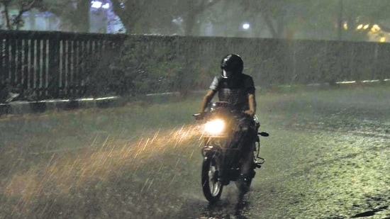 The sudden change in weather was caused by a weather system which had built up due to an upper air cyclonic pressure. (Keshav Singh/HT) The sudden change in weather was caused by a weather system which had built up due to an upper air cyclonic pressure. (Keshav Singh/HT)