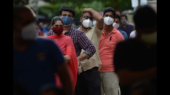 People wait to get themselves vaccinated, Chennai, May 24, 2021 (AFP)