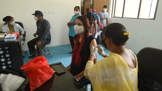 People being vaccinated against Covid-19 at Bhangel CHC Hospital sector 110, in Noida, India, on Saturday, May 29, 2021. (Photo by Sunil Ghosh / Hindustan Times) People being vaccinated against Covid-19 at Bhangel CHC Hospital sector 110, in Noida, India, on Saturday, May 29, 2021. (Photo by Sunil Ghosh / Hindustan Times)