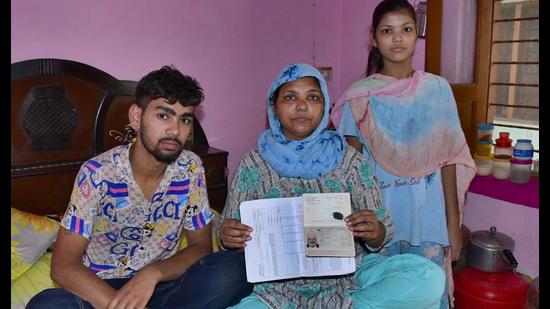 Harpreet Kaur, whose husband was killed in the Kabul gurdwara attack, with her children in Ludhiana. (Harsimar Pal Singh/HT)