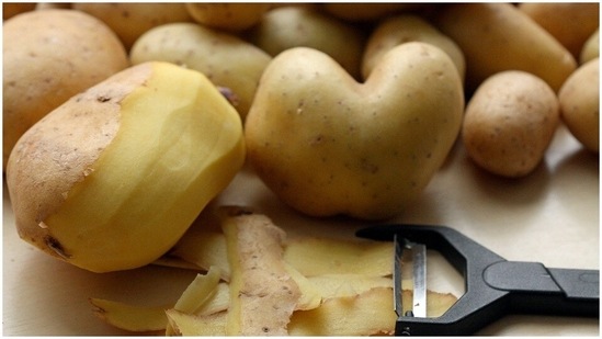 Colour boosting mask for blonds: To make this mask, you will have to squeeze the juice of 1 lemon in a bowl then add 1 raw grated potato and 1/2 cup of room temp chamomile tea. Mix all the ingredients well and apply to clean damp hair. Leave the mixture for 30 minutes with a shower cap on then wash it off. (Unsplash) Colour boosting mask for blonds: To make this mask, you will have to squeeze the juice of 1 lemon in a bowl then add 1 raw grated potato and 1/2 cup of room temp chamomile tea. Mix all the ingredients well and apply to clean damp hair. Leave the mixture for 30 minutes with a shower cap on then wash it off. (Unsplash)