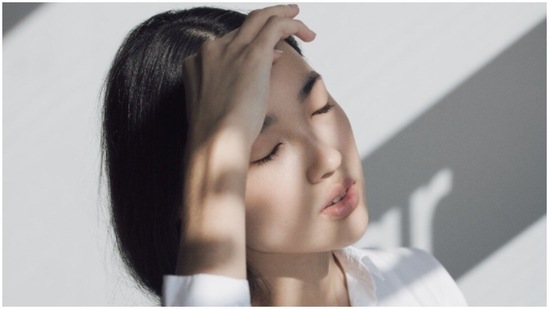 Sunscreen: Applying a good sunscreen is a must whether you are out in the sun or indoors. If you are looking for a dewy finish then you can opt for a gel-based sunscreen and if you want that shiny look then you can go for the matte finish ones.(Unsplash)