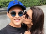 Shweta Agarwal kisses Aditya Narayan. Shweta Agarwal kisses Aditya Narayan.