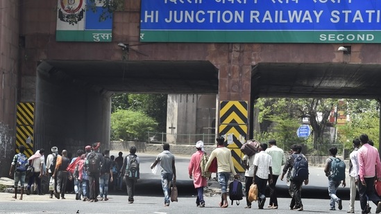 Labourers seen near New Delhi railway station on Sunday.(Arvind Yadav/HT PHOTO)