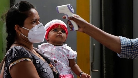 Delhi reported 946 cases of Covid-19 and 78 fatalities due to the disease in the last 24 hours, according to a state health bulletin on Sunday.(AP)